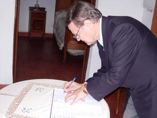 Gabrielle Morelli firmando el libro de visitas de la Casa Museo Miguel Hernández
