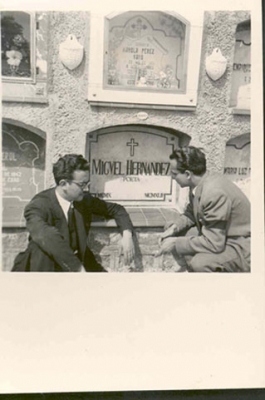 Juan Guerrero Zamora y Miguel Abad Miró ante la tumba de Miguel Hernández
