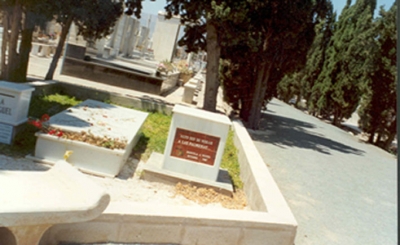 Lápida del enterramiento de Miguel Hernández