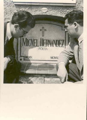 Juan Guerrero Zamora y Vicente Ramos ante el nicho de Miguel