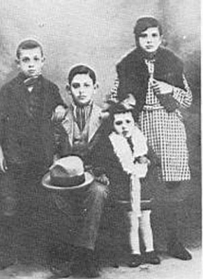 Miguel Hernández con sus hermanos