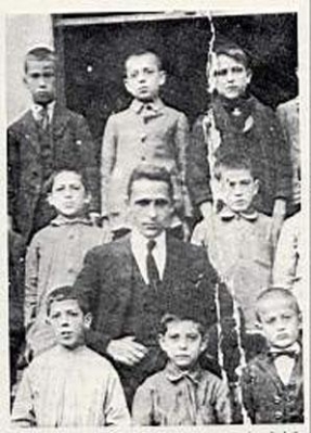 Miguel Hernández en el colegio con sus compañeros y maestro