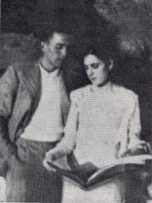 Miguel y Josefina mirando una revista