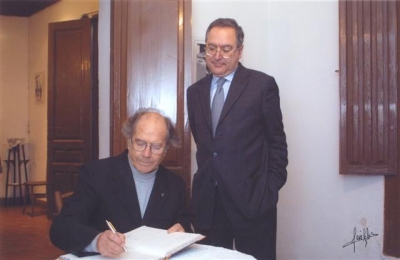 Adolfo Pérez Esquivel firmando en el libro de visitas de la Casa- Museo Miguel Hernández.